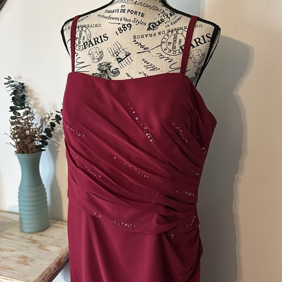 Symphony Of Venus Red Mother of Groom/Bride Dress with Matching Shrug size 18 - Picture 4 of 12